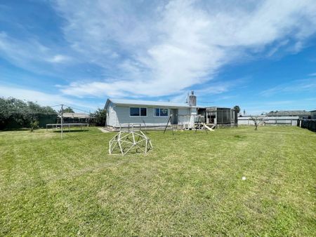 Large fully fenced family home - Photo 2