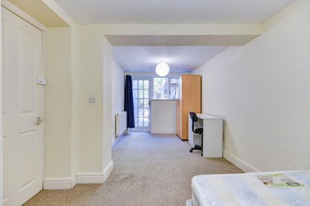 1 bedroom in a house share to rent - Photo 4