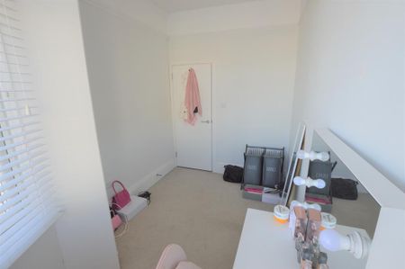 3 bedroom flat to rent - Photo 2