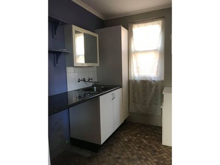 Neat & Tidy 2-3 Bedroom Home - Photo 5