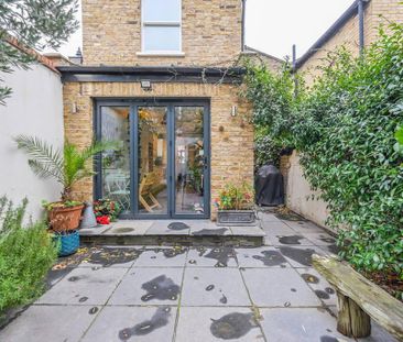 4 bedroom end of terrace house to rent - Photo 2