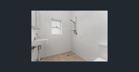 Tastefully Renovated Courtyard Apartment - Photo 3