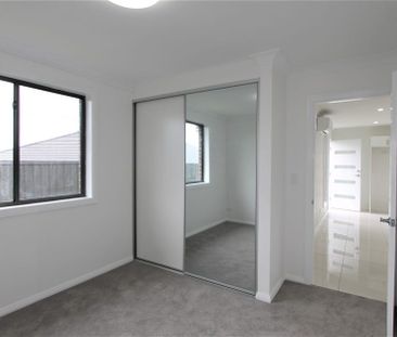 8a Outlook Boulevard, Fletcher NSW 2287 - House For Rent | Domain - Photo 1