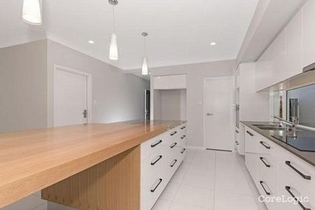 Spacious 4-Bedroom Family Home in Hyde Park - Photo 5