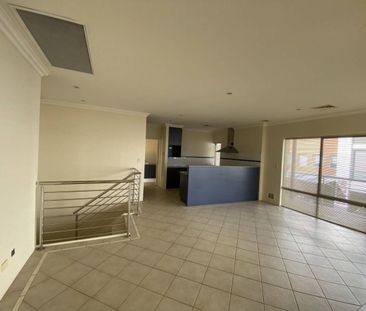 Stunning Mandurah Marina location, enjoy the holiday lifestyle year round!! - Photo 2