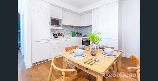 Fully Furnished Amazing And Convenient 2 Bedroom Apartment in Box Hill - Photo 1