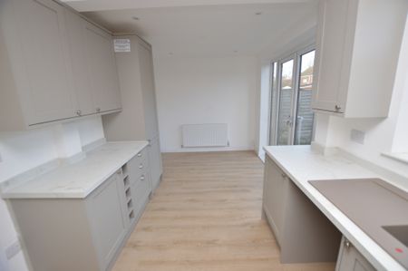 3 Bedroom Semi-Detached House - Photo 5