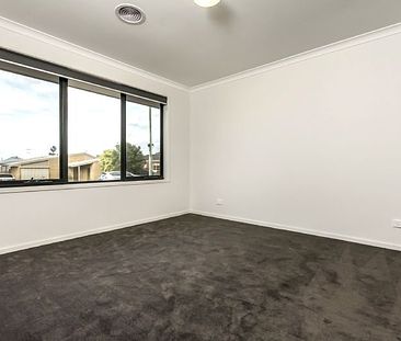 IMMACULATE THREE BEDROOM TOWNHOUSE - Photo 3