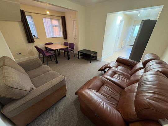5 Bed Student Accommodation - Photo 1