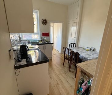 2 Bed Flat, Wellesley Road, IG1 - Photo 2