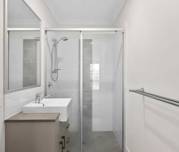 Spacious 4-Bedroom Duplex in Tranquil Collingwood Park - Perfect for Modern Family Living - Photo 1