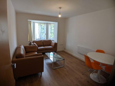 3 bedroom flat to rent - Photo 3