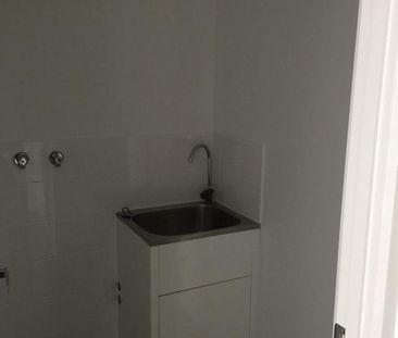 CUTE & COSY 2 BEDROOM HOME - FRESHLY PAINTED & NEW CARPETS - Photo 5
