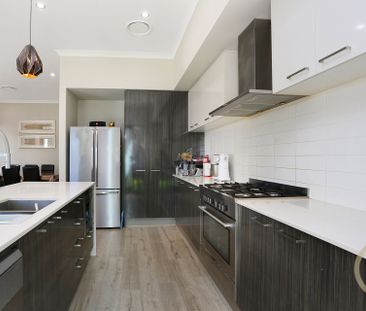 Spacious Modern Home -Walk to Metro & Rouse Hill Town Centre !! - Photo 4