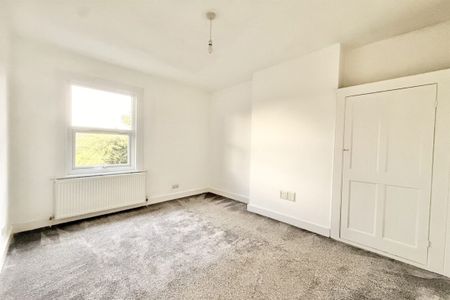 3 bed House South Avenue, SS2 - Photo 3