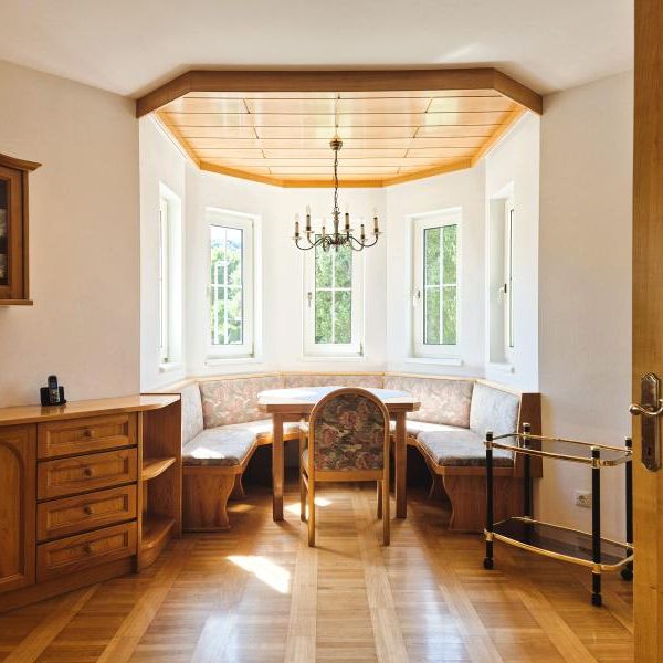 Wohnen wie im Schloss! Großzügige, stilvolle 2-Zimmer-Wohnung mit Balkon in Toplage, teilmöbliert, Tiefgarage und Freiparkplatz! - Photo 1