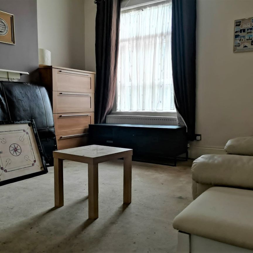 Four Bedroom Maisonette To Let West Hendon Broadway NW9 7AA - Photo 1