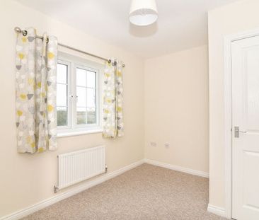 Viburnum Walk, Evesham, WR11 - Photo 2