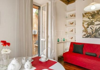 A Charming Penthouse with a Balcony in the Heart of Rome. In Residence with consierge, A/C , WIFI.Rif. #1946