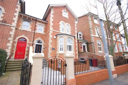 A lower ground floor studio apartment to rent under half a mile from the very heart of Reading's town centre. - Photo 2