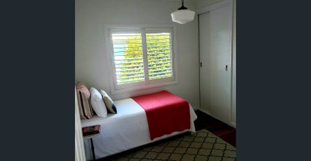 Stunning newly renovated home in prestige area. Furnished - Photo 4