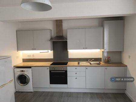 2 bedroom flat to rent - Photo 3