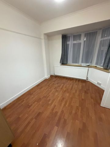 4 Bed Detached House, Leader Avenue, E12 - Photo 3