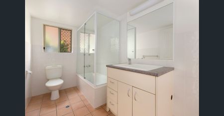 Spacious Unit in Windsor with Lock up Garage! - Photo 5