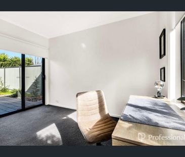 Luxury, Comfort & Low-Maintenance Living in Eyre's Premier Pocket - Photo 4