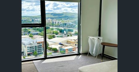 Dual key living!! Stunning 2 bedroom plus studio + two Kitchen apartment with fantastic views - Photo 3