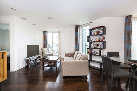 Large one bedroom apartment in this popular central Islington development set on Islington Green. - Photo 2