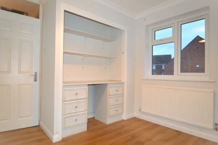 Rochfords Gardens, Slough, Berkshire,SL2 - Photo 2