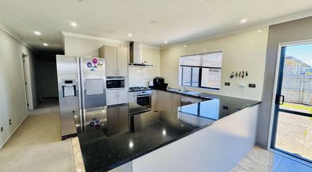 Spacious 4-Bedroom Home with Study in a Prime Location! - Photo 5