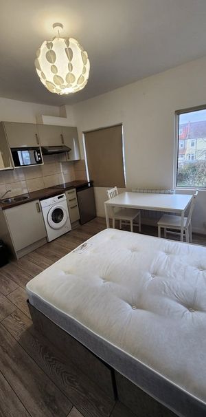Studio Flat, Silverleigh Road, CR7 - Photo 1
