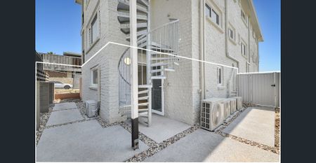 Coastal Studio with Large Private Courtyard – Metres from the Beach - Electricity Included - Photo 5