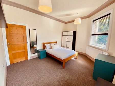 Newly Decorated City Centre Flat with Roof Terrace - Bills Included Room 2 - Photo 3