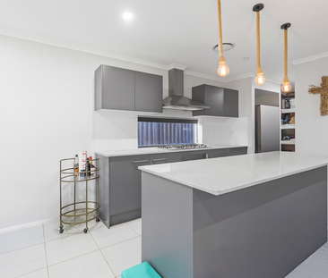 Modern, fresh and move into a ready family home! - Photo 6