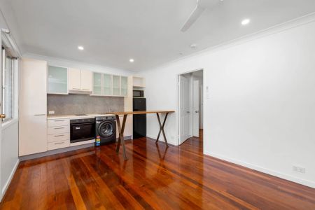 Stylish, Low-Maintenance Living in an Exceptional Inner-City Location - Photo 2