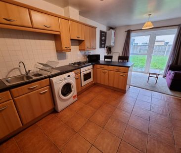 4 bedroom end of terrace house to rent - Photo 1