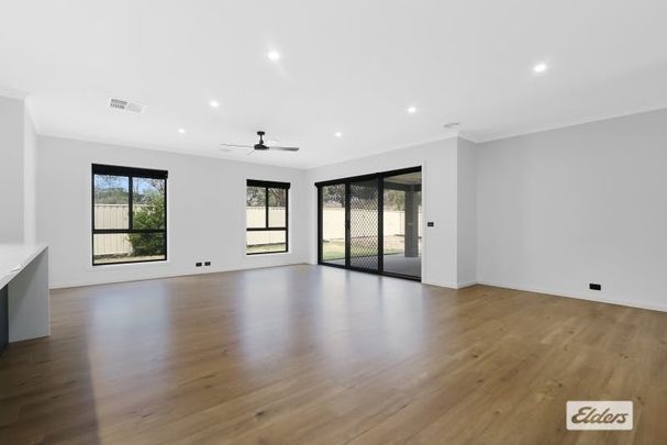 Beautifully family home! - Photo 1