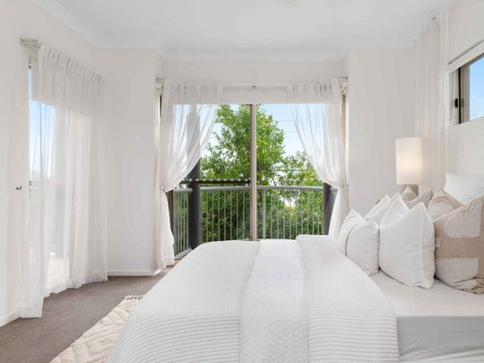 Stunning 3-Bedroom Unit in Prime Ascot Location - Photo 1