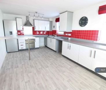 4 bedroom semi-detached house to rent - Photo 6