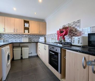 3 bedroom flat to rent - Photo 2