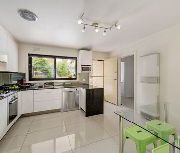 Spacious Four-Bedroom Home & Generous Outdoor Space - Photo 4