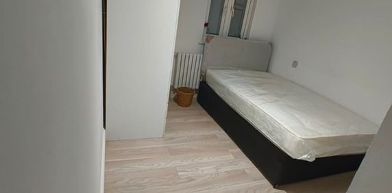 Room in a Shared House, St. Georges Avenue, E7 - Photo 2