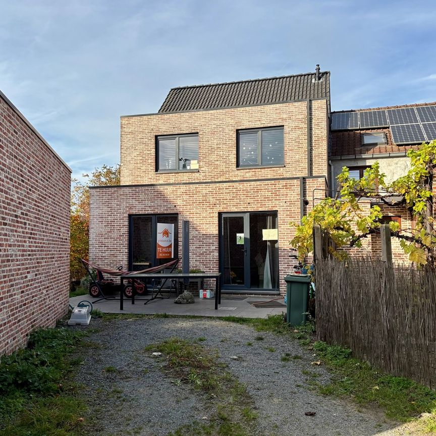 HOB met tuintje en oprit - Photo 1