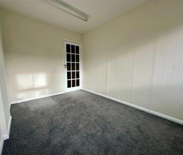 3 bedroom semi-detached bungalow to rent - Photo 6