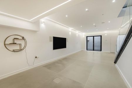 4 bedroom terraced house to rent - Photo 3