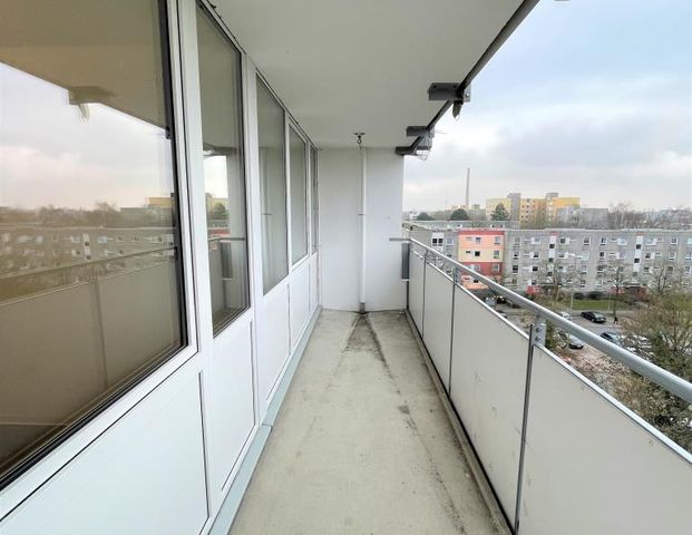 Schöne Aussicht inklusive - teilsanierte 3-Zimmer-Wohnung mit Balkon! - Foto 1