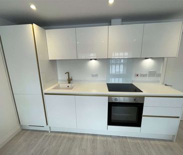 A 1 bedroom first floor apartment to rent in central Caversham, wit... - Photo 2